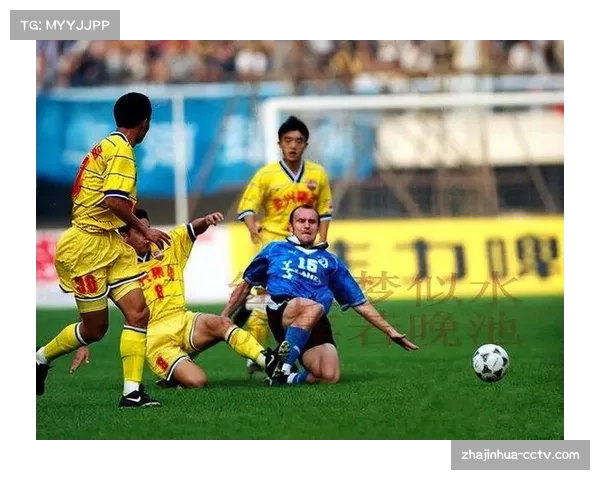 镜头捕捉:看台上梅斯小球迷为对手里尔前锋乔纳森-戴维的精彩突破欢呼 镜头捕捉:看台上梅斯小球迷为对手里尔前锋乔纳森-戴维的精彩突破欢呼